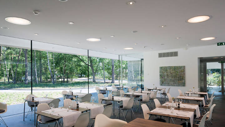 The Tilburg Univeristy Faculty Club restaurant is fresh and modern, thanks to Philips restaurant lighting
